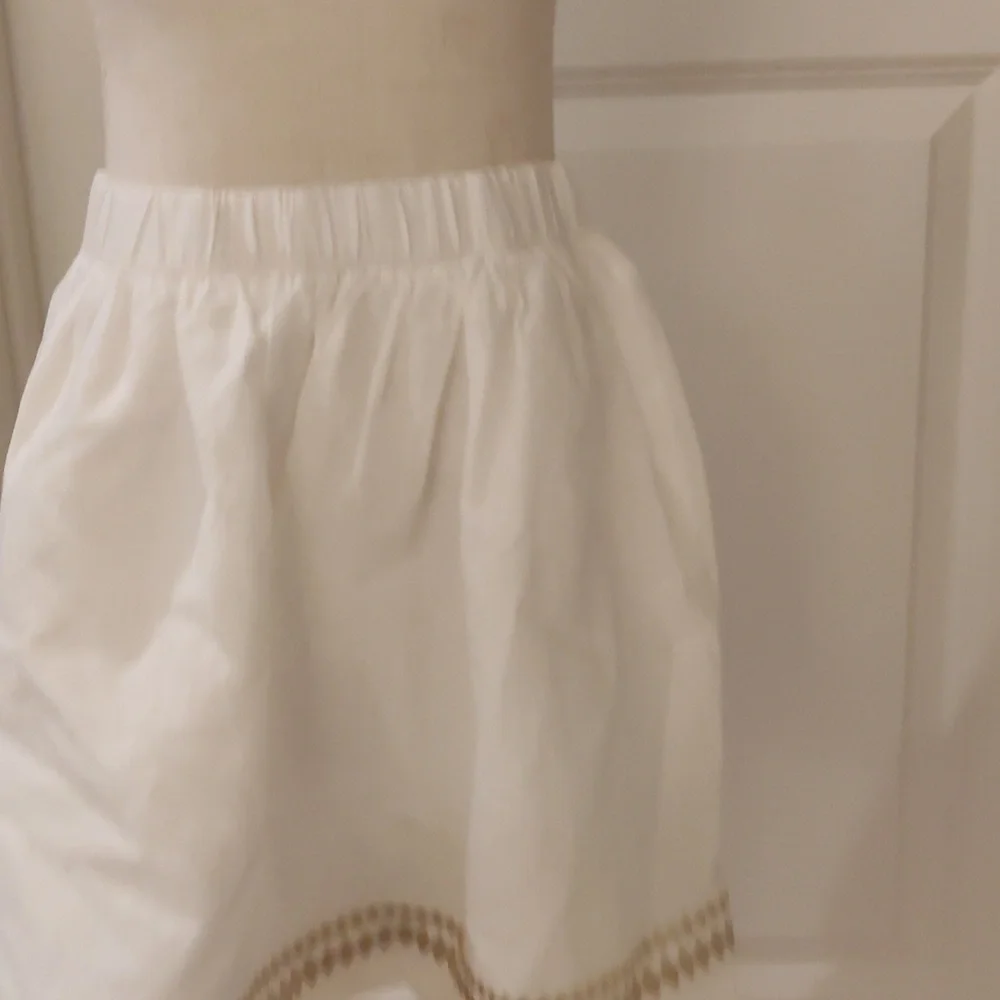 Gymboree white and gold bottom embroidered cotton skirt sz7